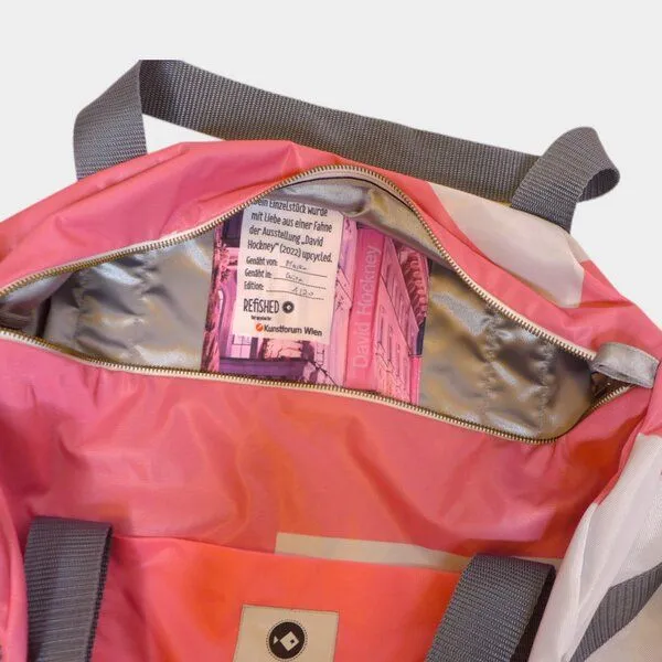REFISHED fair fashion REFISHED fair fashion Tasche 'SPORTY BAG' - upcycelte Fahnen, Hockney (pink), – Produktbild 2 von 3