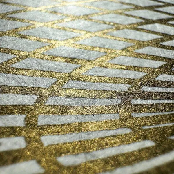 Veskor Cassiopeia Veskor Cassiopeia TORUSFELD Heilige Geometrie Linoldruck | 40 x 40 cm | Gold auf Naturweiß – Produktbild 2 von 4