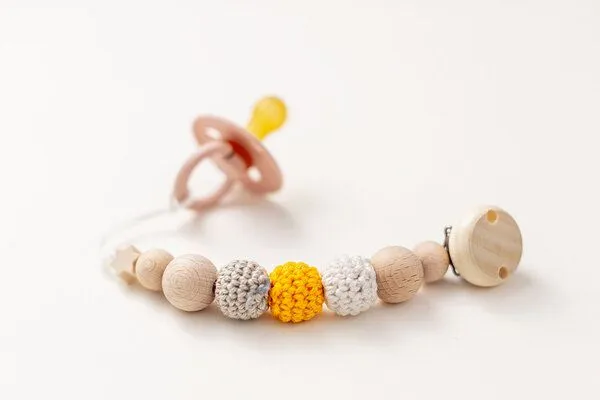 NoniKids Berlin NoniKids Berlin Schnullerkette Holz *Sternchen* 10 Farben I Bio Baumwollgarn I NoniKids, Gelb | grau, – Produktbild 2 von 4