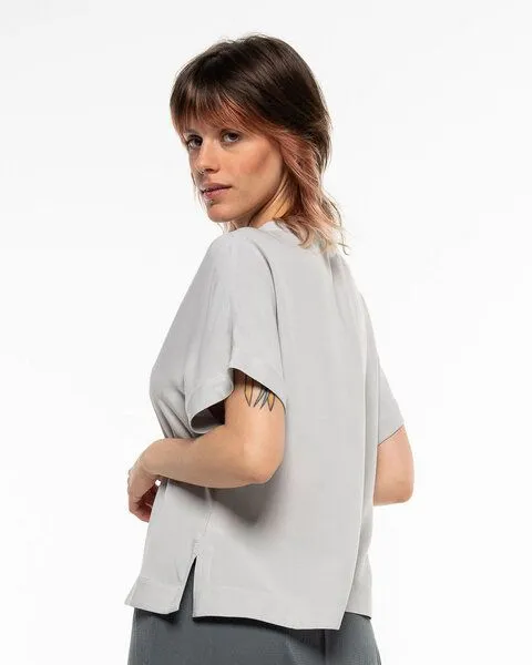 Alma & Lovis Alma & Lovis Edles Blusenshirt aus fließendem EcoVero | V-Neck Blouse, Opal (silber-grau), – Produktbild 4 von 4