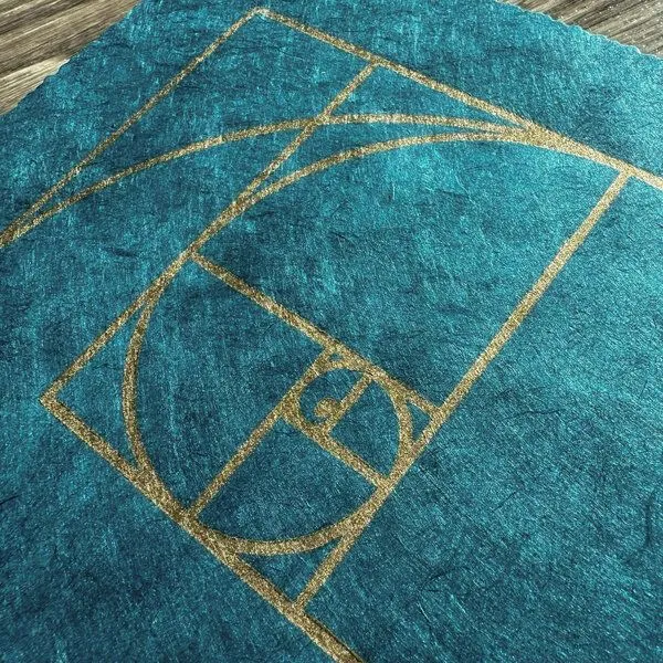 Veskor Cassiopeia Veskor Cassiopeia FIBONACCI SEQUENZ Heilige Geometrie Linoldruck | 22 × 22 cm | Gold auf Petrol-Blau – Produktbild 4 von 4