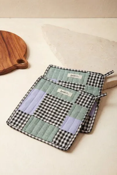 Jyoti - Fair Works Jyoti - Fair Works Baumwoll Topflappen Ovan, Patchwork checks, – Produktbild 1 von 1
