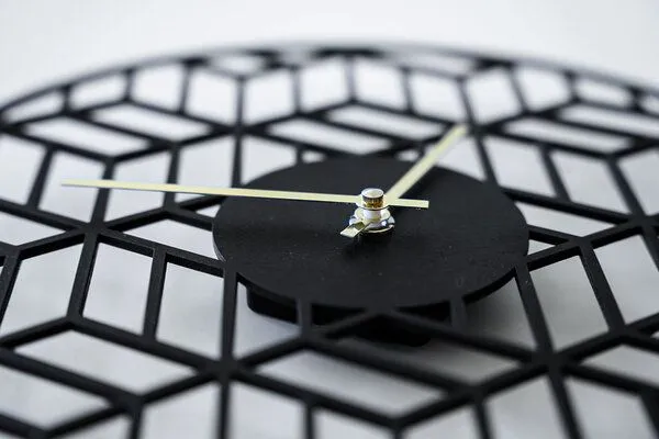 BeWooden BeWooden Holzuhr / Wanduhr Cube Nox Clock – handgefertigte Holz-Wanduhr aus Birkenholz – Produktbild 2 von 3