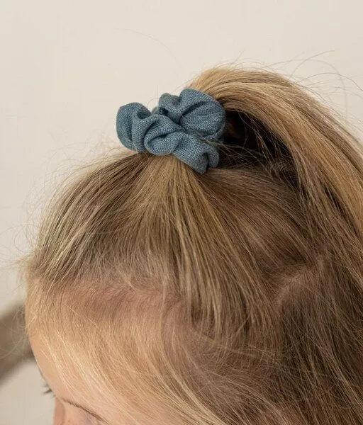obumi obumi Haargummi - Scrunchie aus Leinen, Grey blue, – Produktbild 4 von 4