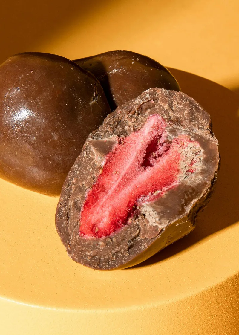 KoRo Gefriergetrocknete Erdbeeren in Milchschokolade 1 kg – Produktbild 1 von 5