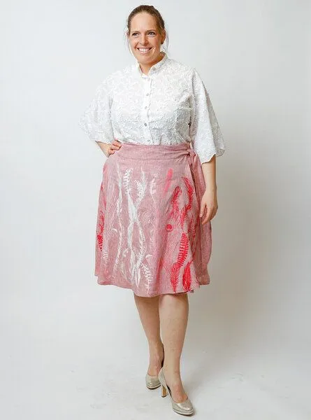 Peaces.bio - handbedruckte Biomode Peaces.bio - handbedruckte Biomode Wickelrock - Bio-Leinen - Federkleid in Rot, Rot, – Produktbild 2 von 4
