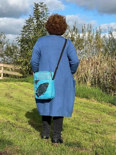 MoreThanHip MoreThanHip Unisex Umhängetasche aus recycelten Zement- oder Tierfuttersäcken - Kosal, Blau - fische, – Produktbild 3 von 4