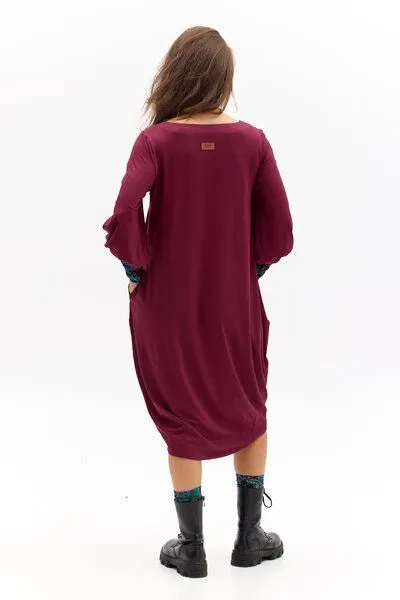 KOKOworld Kleid Morelia – Ballonkleid – Länge bis zum Knie/über das Knie – Aufgebauschte Ärmel – Carré-Ausschnitt – Farbenfroher einzigartiger Print von KOKOworld – Fair produziert in Polen, Wine amanay (weinrot), – Produktbild 3 von 4