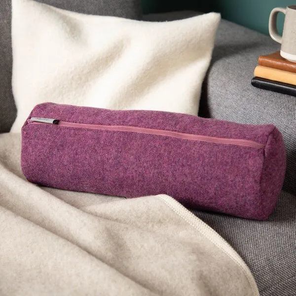 nahtur-design nahtur-design Nackenrolle aus Flauschloden mit Naturfüllung, Beere, – Produktbild 1 von 5