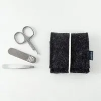 matilda k manufaktur matilda k. manufaktur mini-maniküre-set 'ella' aus Wollfilz mit Rundgummi-Verschluß in vielen Farben, Anthrazit, – Produktbild 1 von 3