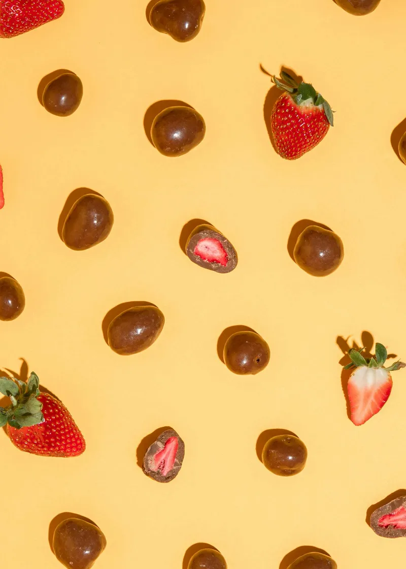 KoRo Gefriergetrocknete Erdbeeren in Milchschokolade 1 kg – Produktbild 4 von 5