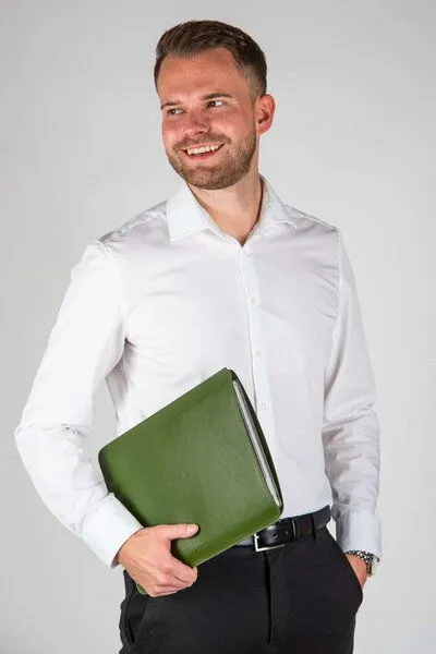 GREVIRO GREVIRO iPad Sleeve aus Kaktusleder (vegan) – passend für iPad 11", Surface Go, Galaxy Tab & Kindle Scribe, Grün, – Produktbild 1 von 3