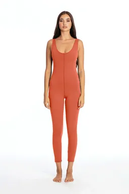RAVENS VIEW IBIZA RAVENS VIEW IBIZA Damen vegan Jumpsuit Yoga Erde Rot – Produktbild 1 von 1