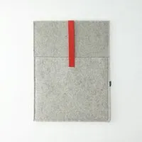 matilda k manufaktur matilda k. manufaktur Minimalistische Laptophülle aus Wollfilz 'max' mit Einsteckfach | für MacBook |Air| Pro 13|14|15|16 Zoll, Hellgrau-rot, – Produktbild 1 von 1