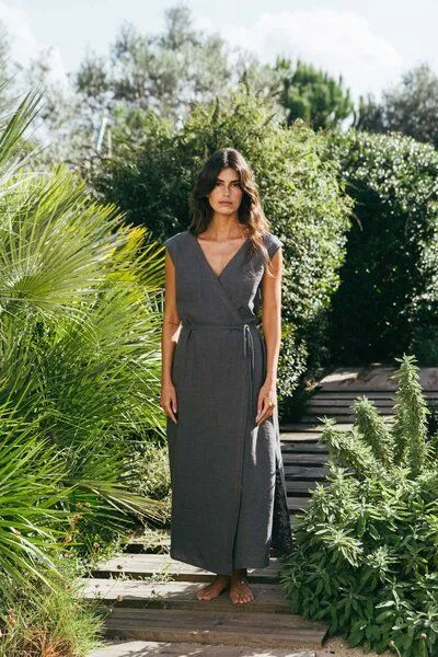 AmourLinen AmourLinen Wickelkleid aus Leinen AURORA, Charcoal (schwarz), – Produktbild 1 von 4