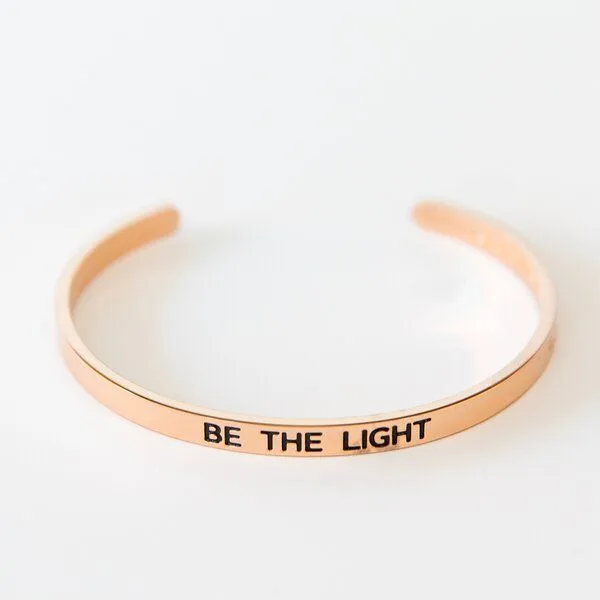 Divasya Divasya Armreif mit Gravur | rosé vergoldet | Be the light – Produktbild 1 von 4