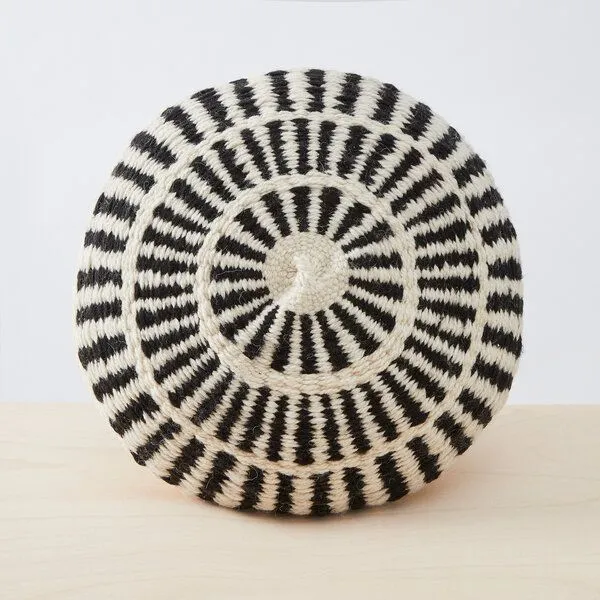 By Native By Native Kissen Salta Large, 100% Schurwolle, mulesingfrei, Naturweiß & Schwarz – Produktbild 1 von 4