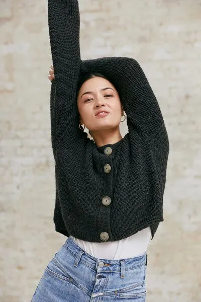 Jyoti - Fair Works Jyoti - Fair Works Baby-Alpaka Strickcardigan Betana, Dunklegrau, – Produktbild 1 von 4