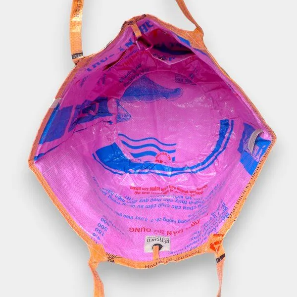 REFISHED fair fashion REFISHED fair fashion Tasche 'SOULMATE' - upcycelte Fischfuttersäcke, #fish orange-schwarz, – Produktbild 3 von 4