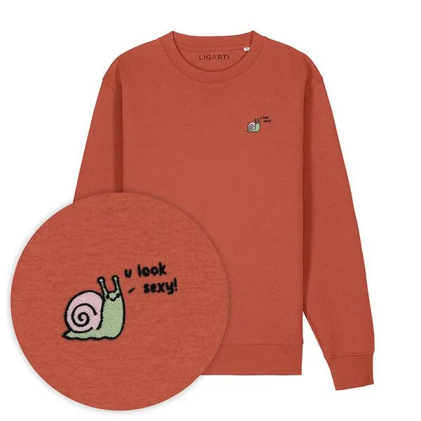 LIGARTI Bestickter Pullover – Schnexy die Schnecke – LIGARTI Tiermanufaktur, Terracotta, – Produktbild 1 von 3