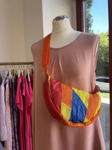 Skrabak Skrabak Upcycling-Bauchtasche aus Segeltuch (handgefertigte Unikate), Orange-gelb-rot-blau, – Produktbild 4 von 4