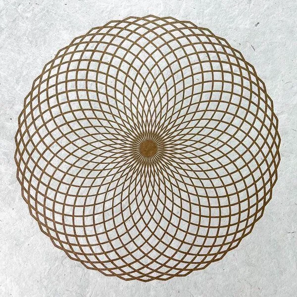 Veskor Cassiopeia Veskor Cassiopeia LOTUS DES LEBENS Heilige Geometrie Linoldruck | 40 x 40 cm | Gold auf Naturweiß – Produktbild 4 von 4