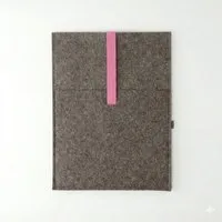 matilda k manufaktur matilda k. manufaktur Minimalistische Laptophülle aus Wollfilz 'max' mit Einsteckfach | für MacBook |Air| Pro 13|14|15|16 Zoll, Braun-rosa, – Produktbild 1 von 1