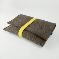 matilda k manufaktur matilda k. manufaktur Minimalistischer Kabel Organizer aus Wollfilz 'otto' in 2 Größen | passend zu Laptophülle 'max', Braun, – Produktbild 1 von 4